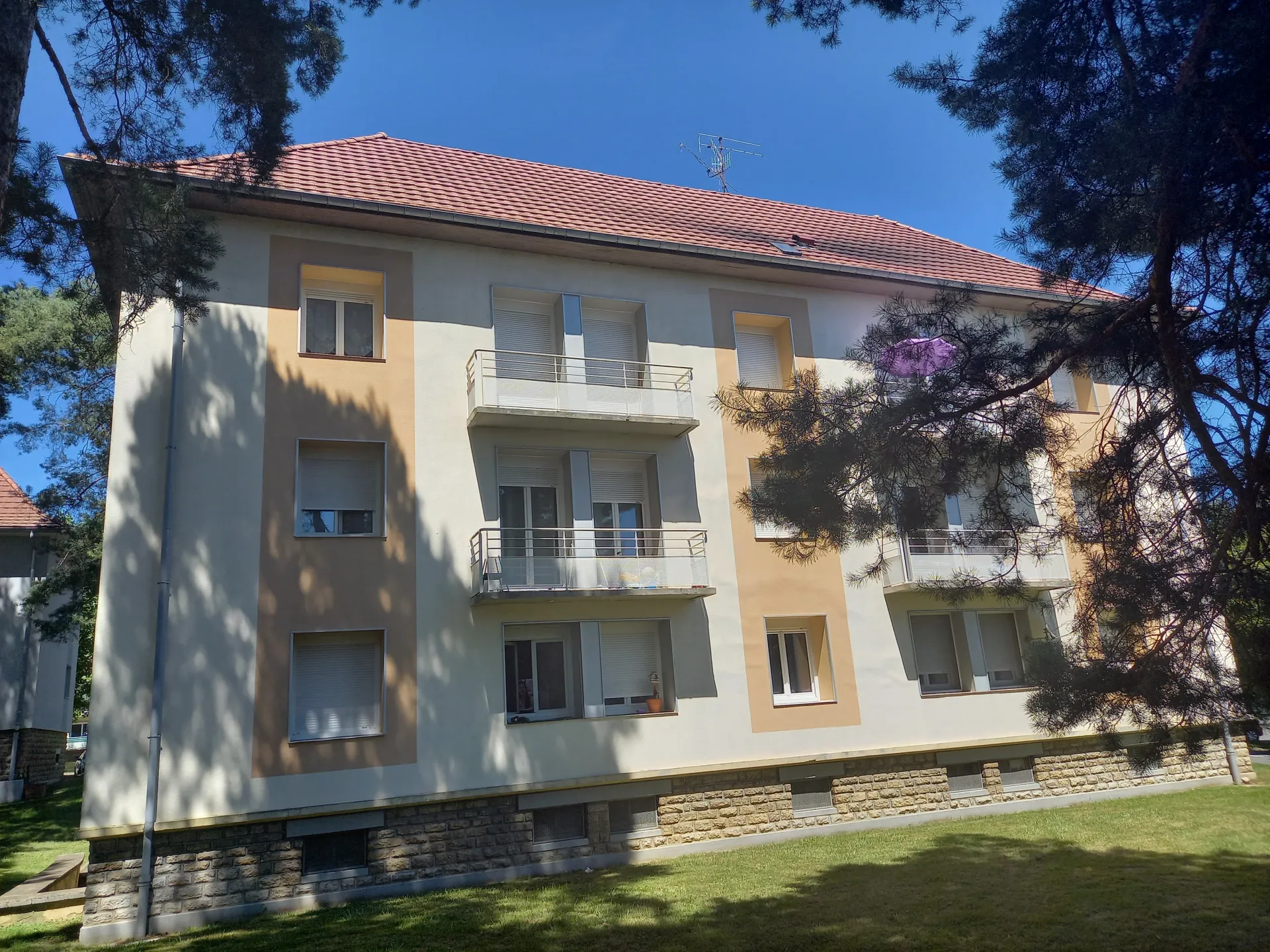 Façade bâtiment rue Es Coutey à Vieux Charmont