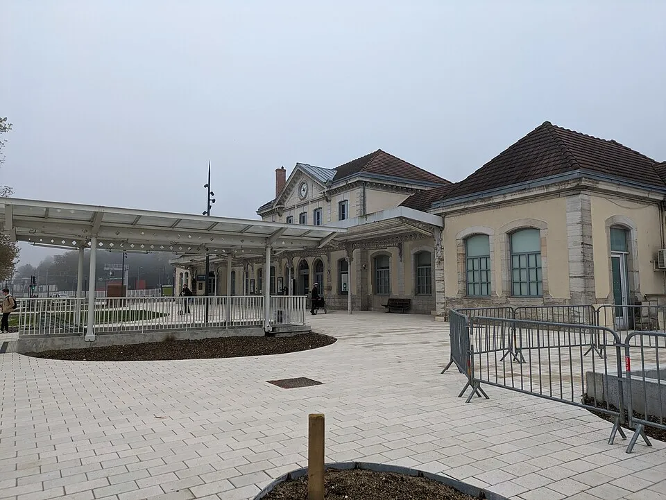 Parvis de la gare de Lons le Saunier