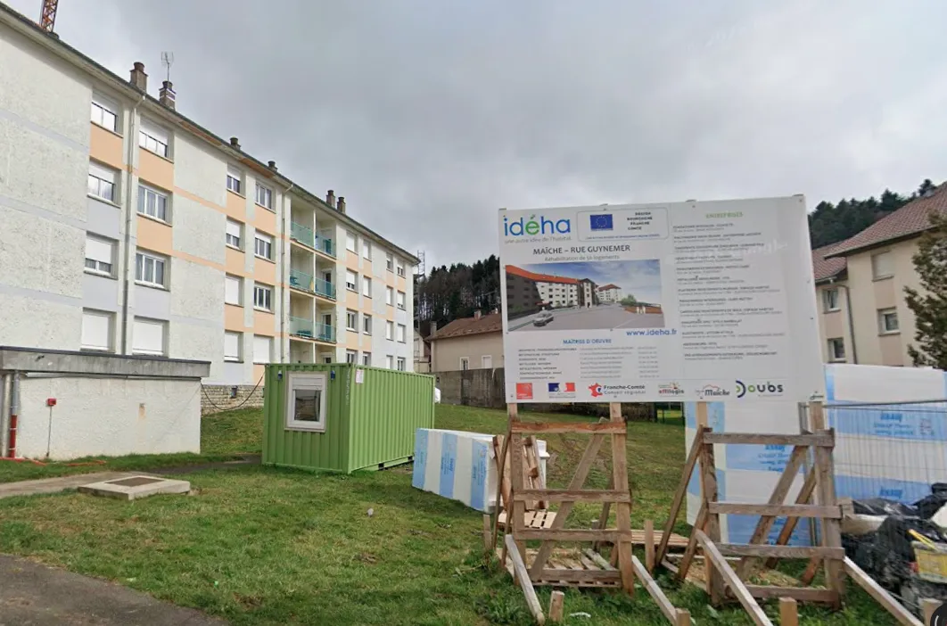 Façade bâtiments en travaux rue guynemer à Maiche