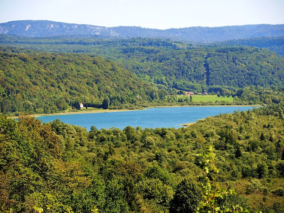 Vue sur le lac de Chambly (Jura)