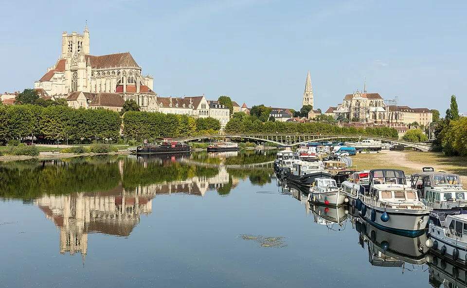 Vue sur Auxerre depuis l'Yonne