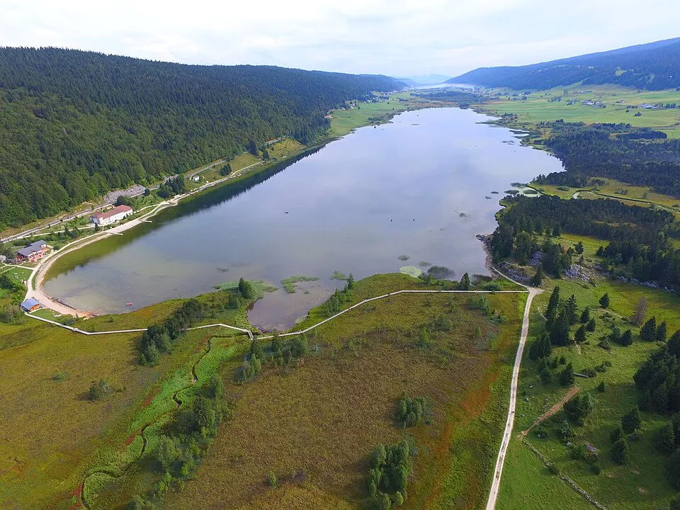 Vue aérienne du Lac des Rousses