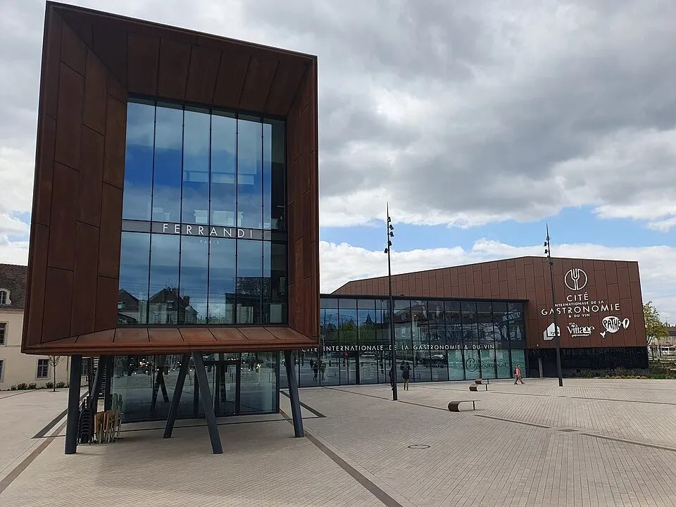 Parvis de la Cité de la Gastronomie et du Vin à Dijon