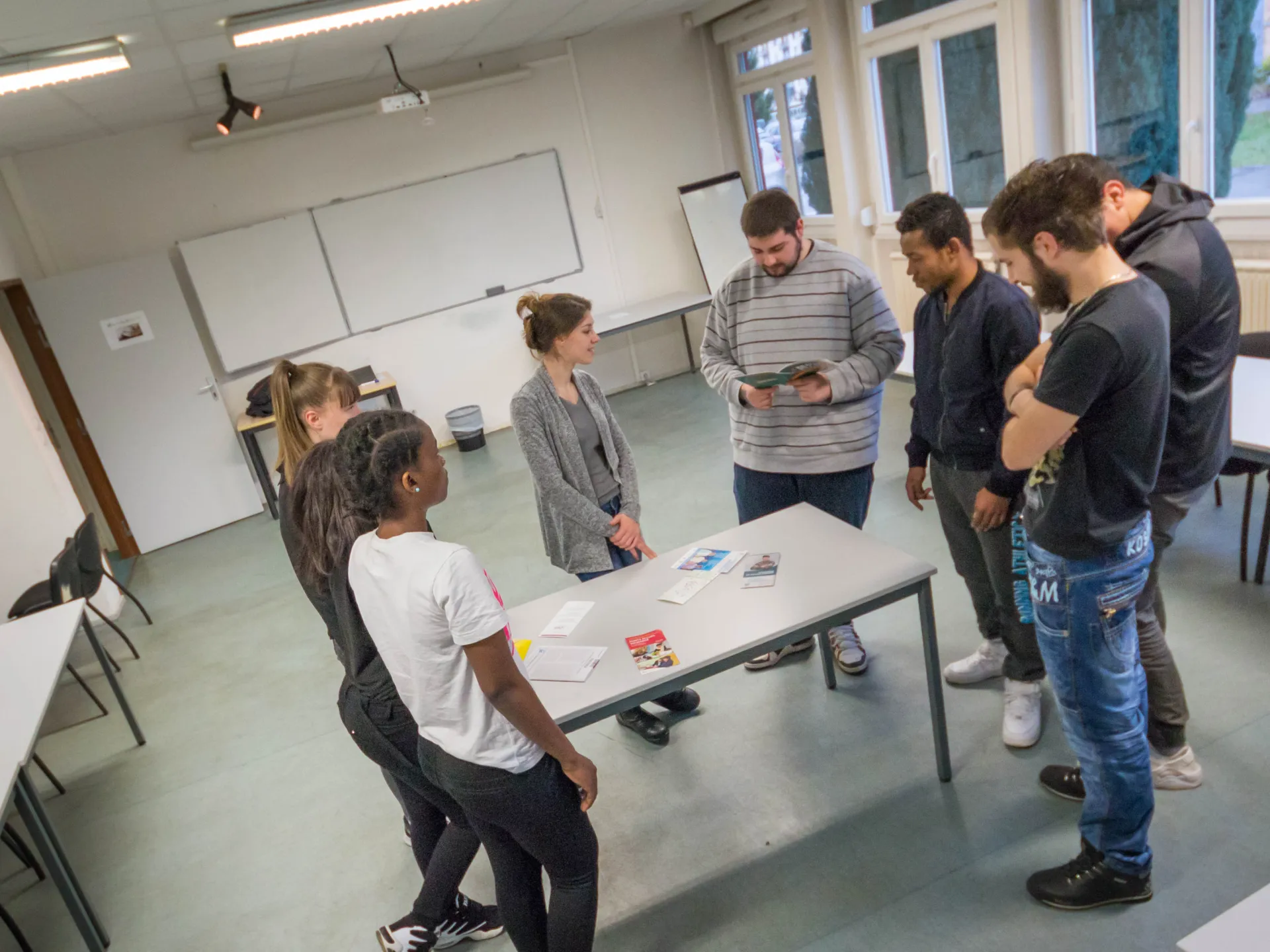 Jeunes en cours autour d'une table à l'E2C