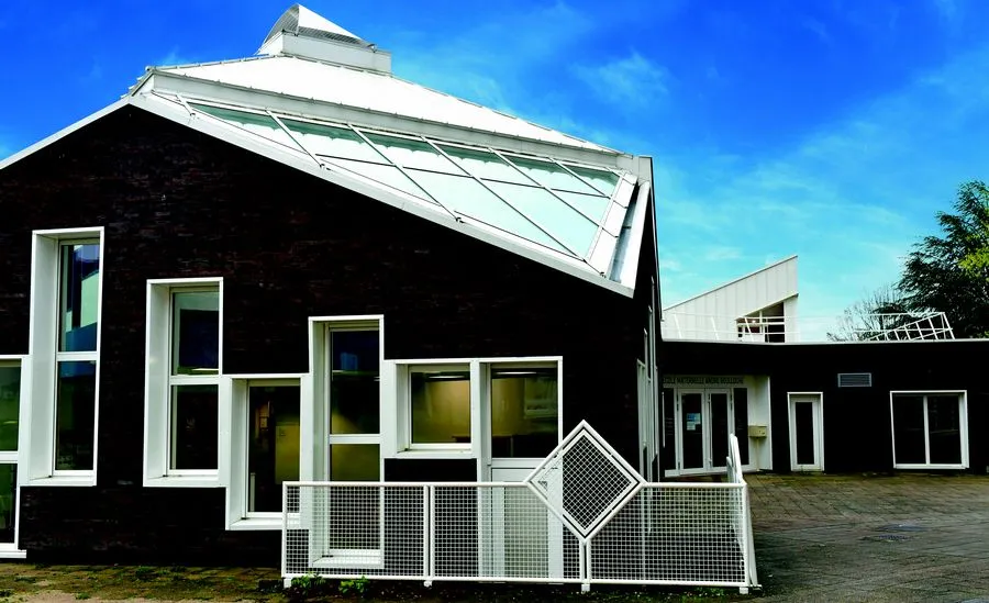 Vue de la façade de l'école maternelle Boulloche de Besançon