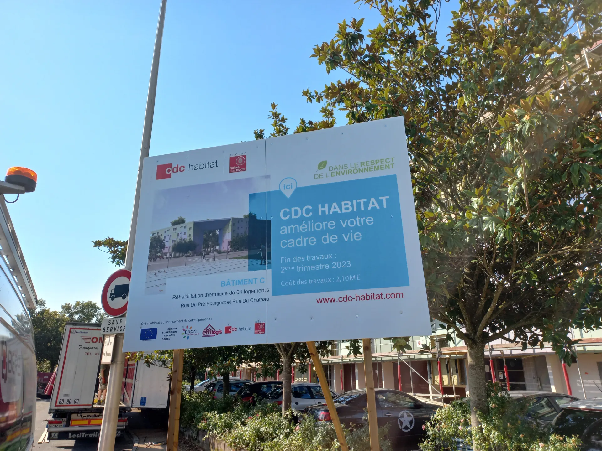 Panneau de chantier travaux de rénovation des logements à Quetigny