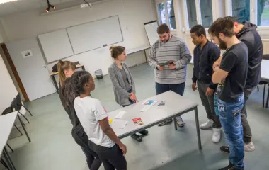 Photo - Jeunes en cours autour d'une table