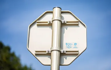 Arrière d'un panneau de signalisation 