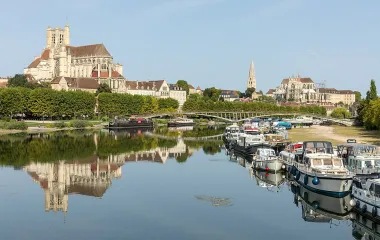 Vue sur Auxerre depuis l'Yonne