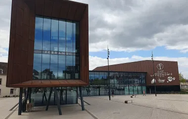 Parvis de la Cité de la Gastronomie et du Vin à Dijon