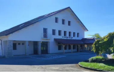 Vue extérieure du Relais du Lac à Maisod